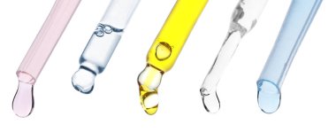 Farklı kozmetik ürünlere sahip pipetler beyaz ve koleksiyona izole edilmiş.