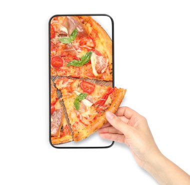 Çevrimiçi yemek siparişi. Akıllı telefondan pizza alan kadın beyaz arka planda, yakın plan.