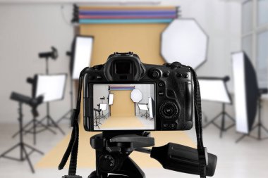 Profesyonel kamera tripod fotoğraf Studio üzerinde