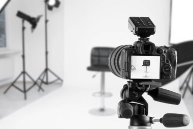 Profesyonel kamera tripod fotoğraf Studio üzerinde