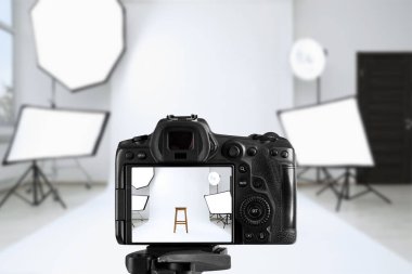 Profesyonel kamera tripod fotoğraf Studio üzerinde