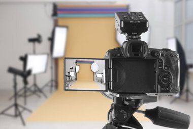 Profesyonel kamera tripod fotoğraf Studio üzerinde