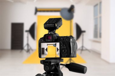 Profesyonel kamera tripod fotoğraf Studio üzerinde