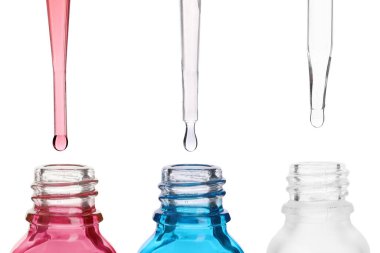 Farklı kozmetik ürünleri olan pipetler beyaza izole edilmiş şişeler, koleksiyon