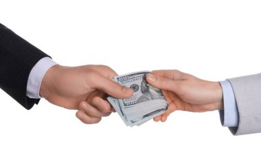 Para değişimi. Beyaz arka planda kadına dolar banknotları veren adam, yakın plan.