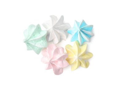 Beyaz, üst manzara üzerine izole bir sürü lezzetli kurabiye.