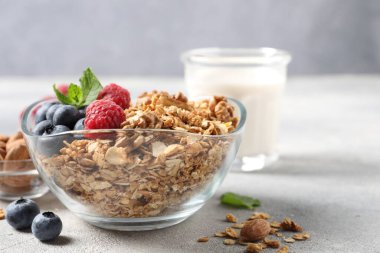 Böğürtlenli, fındıklı ve gri masada nane aromalı granola. Metin için boşluk