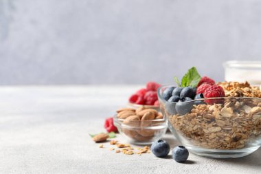 Böğürtlenli, fındıklı ve gri masada nane aromalı granola. Metin için boşluk