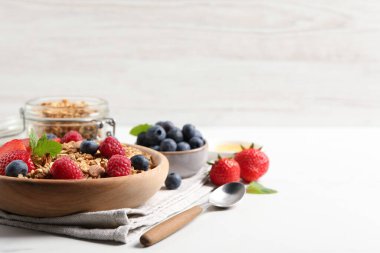 Böğürtlenli, fındıklı ve nane aromalı leziz granola. Metin için boşluk
