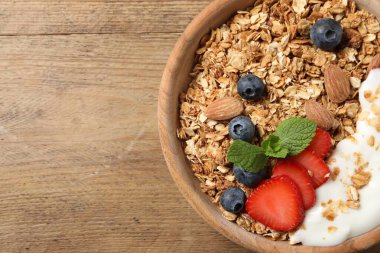 Tahta masada, böğürtlenli, bademli ve yoğurtlu lezzetli granola. Metin için boşluk