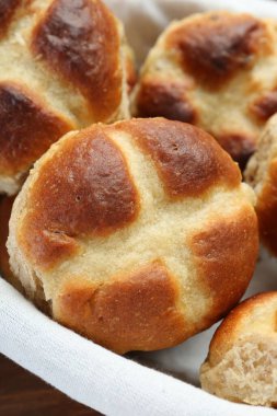 Sıcak çörekler masada, yakın plan.