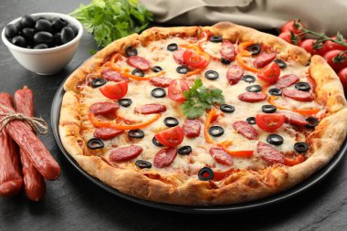 Füme sosisli, zeytinli, domatesli, biberli ve maydanozlu lezzetli pizza.