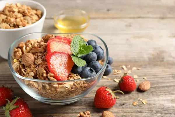 Böğürtlenli, fındıklı ve ahşap masada nane aromalı granola. Metin için boşluk