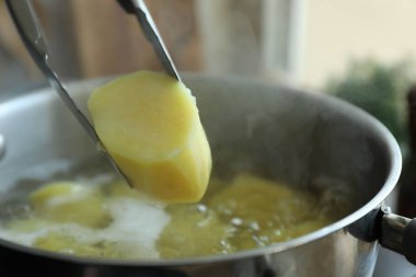 Fırındaki haşlanmış patatesi yakın plan çekiyoruz.