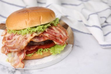 Pastırmalı lezzetli hamburger, köfte ve beyaz mermer masada domates. Metin için boşluk