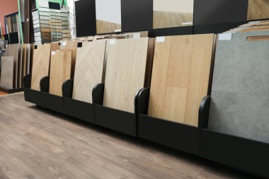 Depoda birçok farklı ahşap döşeme örnekleri var.