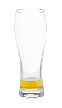 Beyaza izole edilmiş neredeyse boş bira bardağı.