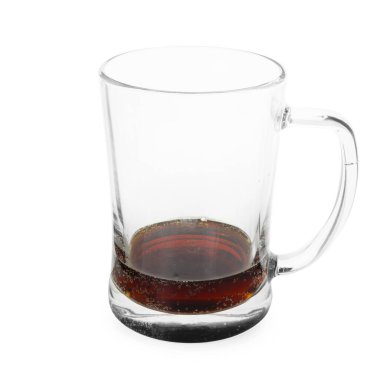 Neredeyse boş bira kupası beyaza izole edilmiş.