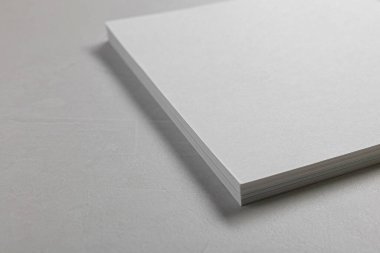 Gri desenli masa üzerindeki boş kağıt çarşaflar, yakın plan. Tasarım için model