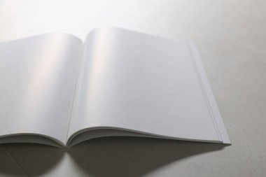 Gri desenli masada boş sayfaları olan bir defter aç, kapat. Tasarım için model