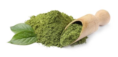 Yeşil kibrit tozu yığını, kepçeler ve yapraklar beyaz üzerine izole