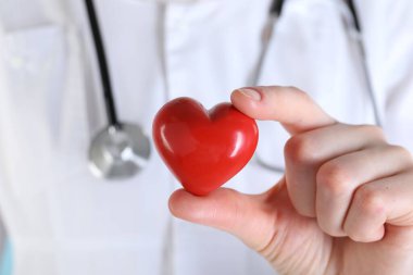 Kırmızı dekoratif kalbi olan doktor, yakın plan görüş.