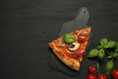 Fesleğenli, mantarlı ve domatesli lezzetli bir pizza. Metin için boşluk