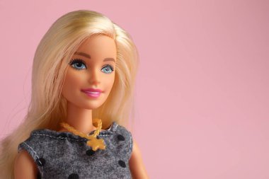 Mykolaiv, Ukrayna - 2 Eylül 2023: Soluk pembe arka planda güzel Barbie bebek, metin için boşluk