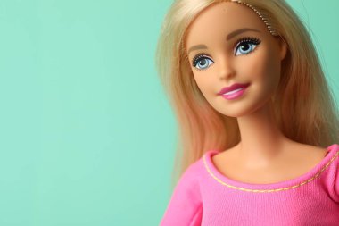 Mykolaiv, Ukrayna - 2 Eylül 2023: Turkuaz arka planda güzel Barbie bebek, metin için alan