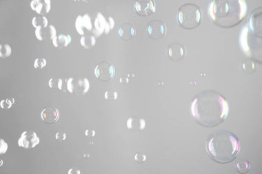 Gri arkaplanda güzel şeffaf sabun köpükleri