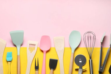 Renkli arka planda farklı spatulalar ve mutfak aletleri, düz yatak. Metin için boşluk
