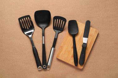 Kahverengi arka planda farklı spatulalar, düz yatış