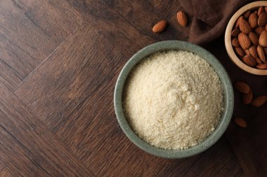 Tahta masada taze badem unu ve fındık var. Metin için boşluk