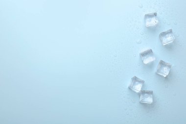 Açık mavi zemin üzerinde kristal berrak buz küpleri, düz yatıyordu. Metin için boşluk