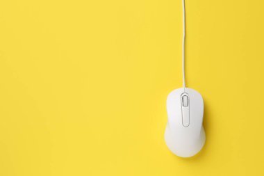 Sarı arka planda bir kablo faresi, üst manzara. Metin için boşluk