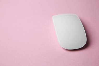 Pembe arka planda bir kablosuz fare. Metin için boşluk