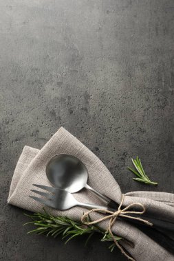 Siyah masa üzerinde çatal bıçak ve peçete bulunan şık bir dekor. Metin için boşluk