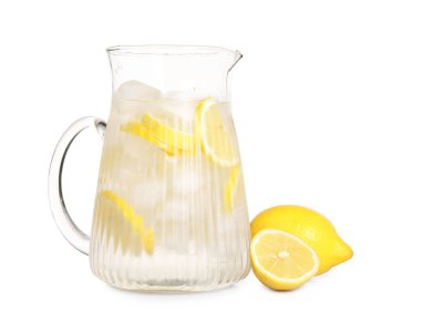 Sürahide taze yapılmış limonata, beyazda izole edilmiş.