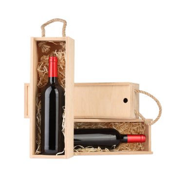 Beyaz şarap dolu ahşap hediye kutuları.