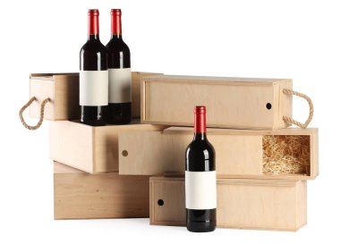 Beyaz şarap dolu ahşap hediye kutuları.