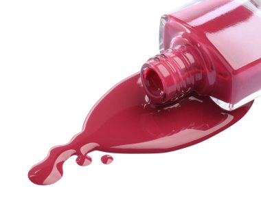 Şişe ve dökülen pembe oje beyaza izole edilmiş.