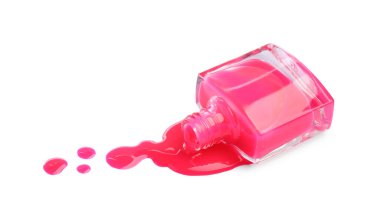 Şişe ve dökülen pembe oje beyaza izole edilmiş.