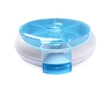 Bir tane boş hap organizatörü beyaza izole edilmiş.