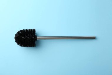 Açık mavi arkaplanda tuvalet fırçası, üst görünüm