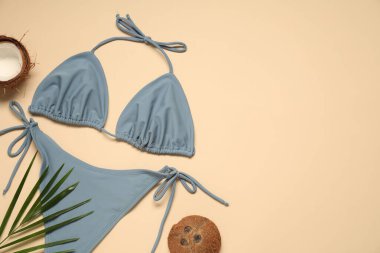 Bej arka planda güzel mayosu olan düz bir kompozisyon. Metin için boşluk