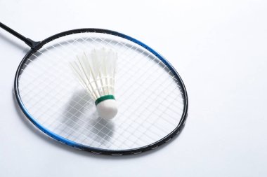Tüylü badminton mekik siki ve raketi gri arka planda, metin için boşluk