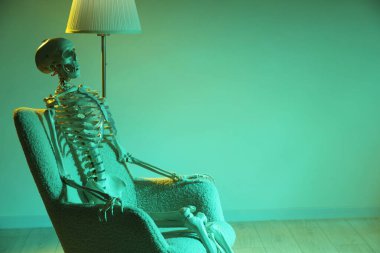 Bekleme konsepti Kapalı bir koltukta oturan insan iskeleti, metin için boşluk