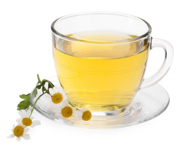 Cam bardakta Aromatik bitki çayı ve beyaz papatya çayı.
