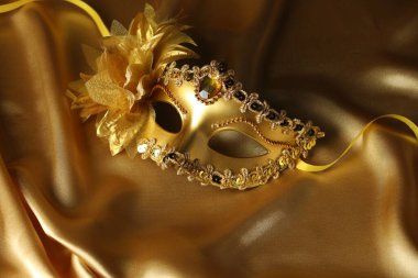 Altın kumaşta güzel dekore edilmiş yüz maskesi. Tiyatro performansı