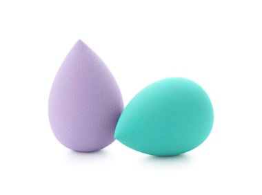 Menekşe ve turkuaz makyaj süngeri beyaza izole edilmiş.